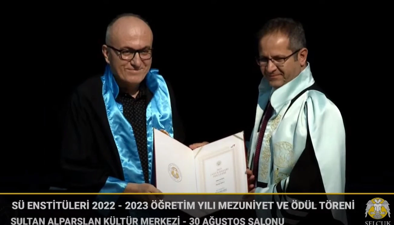 Selçuk Üniversitesi 2022 – 2023 öğretim yılı doktora ve yüksek lisans mezunları, 12.07.2023 tarihinde, 7 enstitünün birlikte düzenlediği “Mezuniyet ve Ödül Töreni”nde cübbelerini giydi.